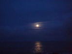沖原海岸から昇る月と月の道